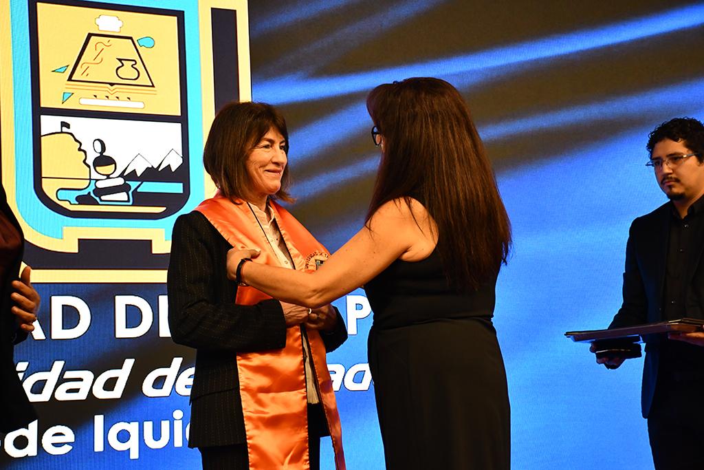 Alejandra Mizala recibiendo doctor honoris causa